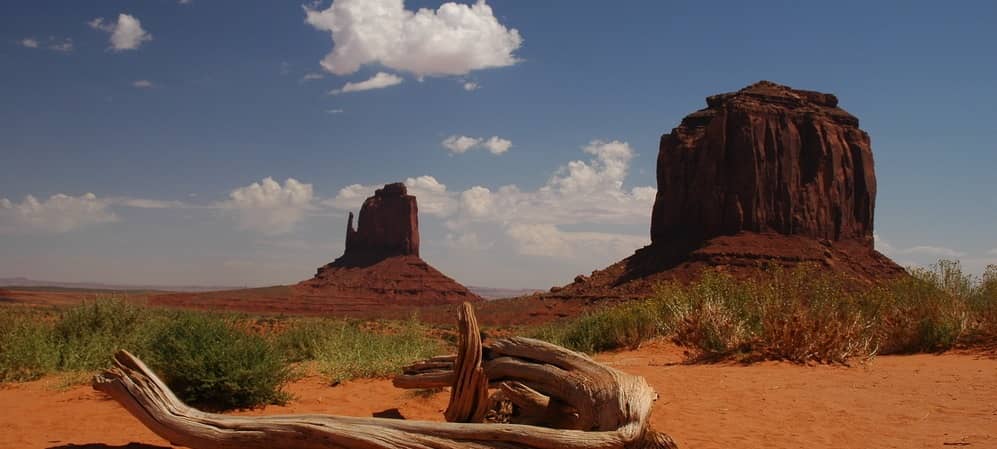 Interessante Wüstengegend in den USA mit strahlend blauem Himmel